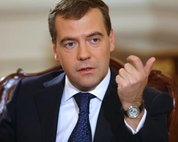 Медведев пристыдил губернаторов, у которых плохие дороги и люди ходят к колонке за водой  